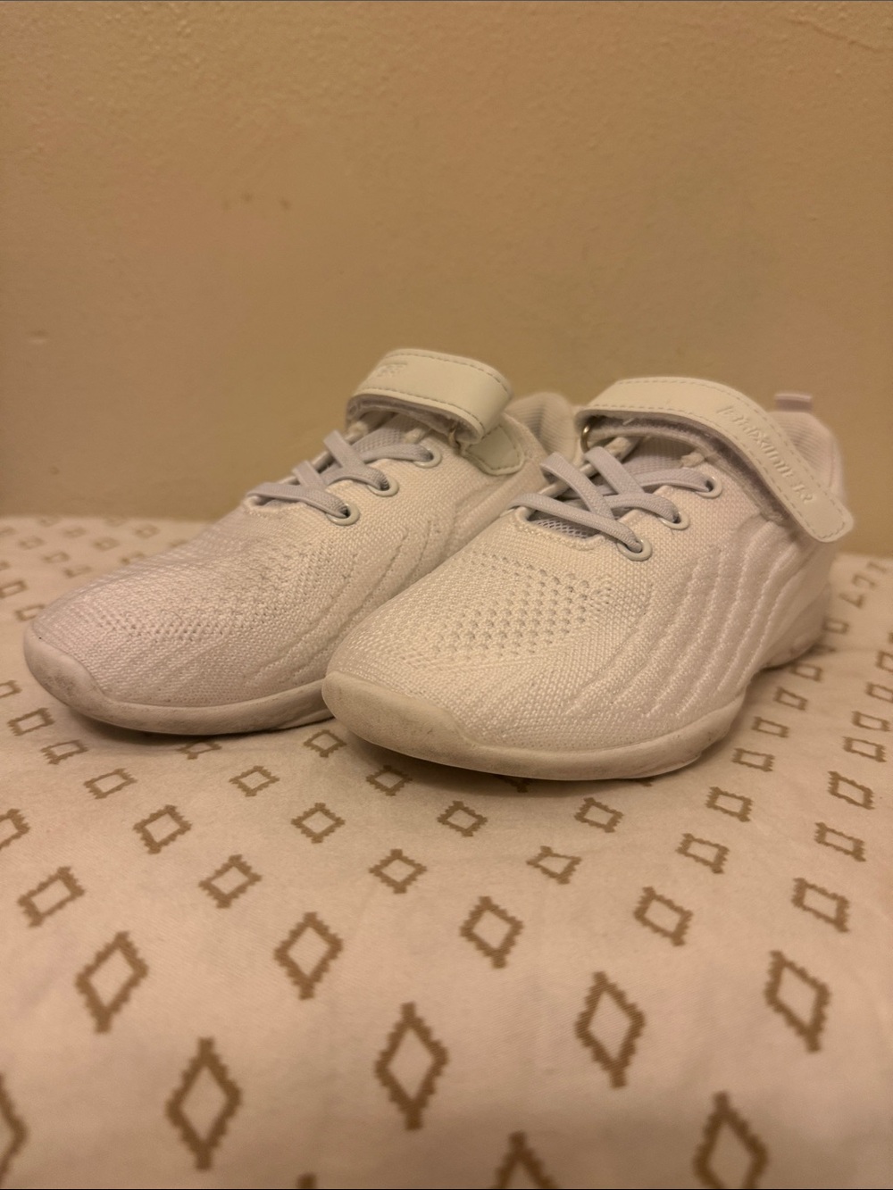 Bixinie Lightweight White Knit Sneakers